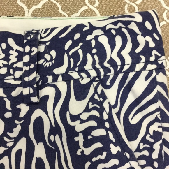 Lilly Pulitzer Walsh shorts blue/white design 🌸 - Picture 2 of 5
